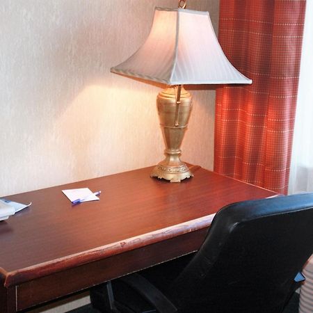 Baymont By Wyndham Jonesboro Hotel Стая снимка