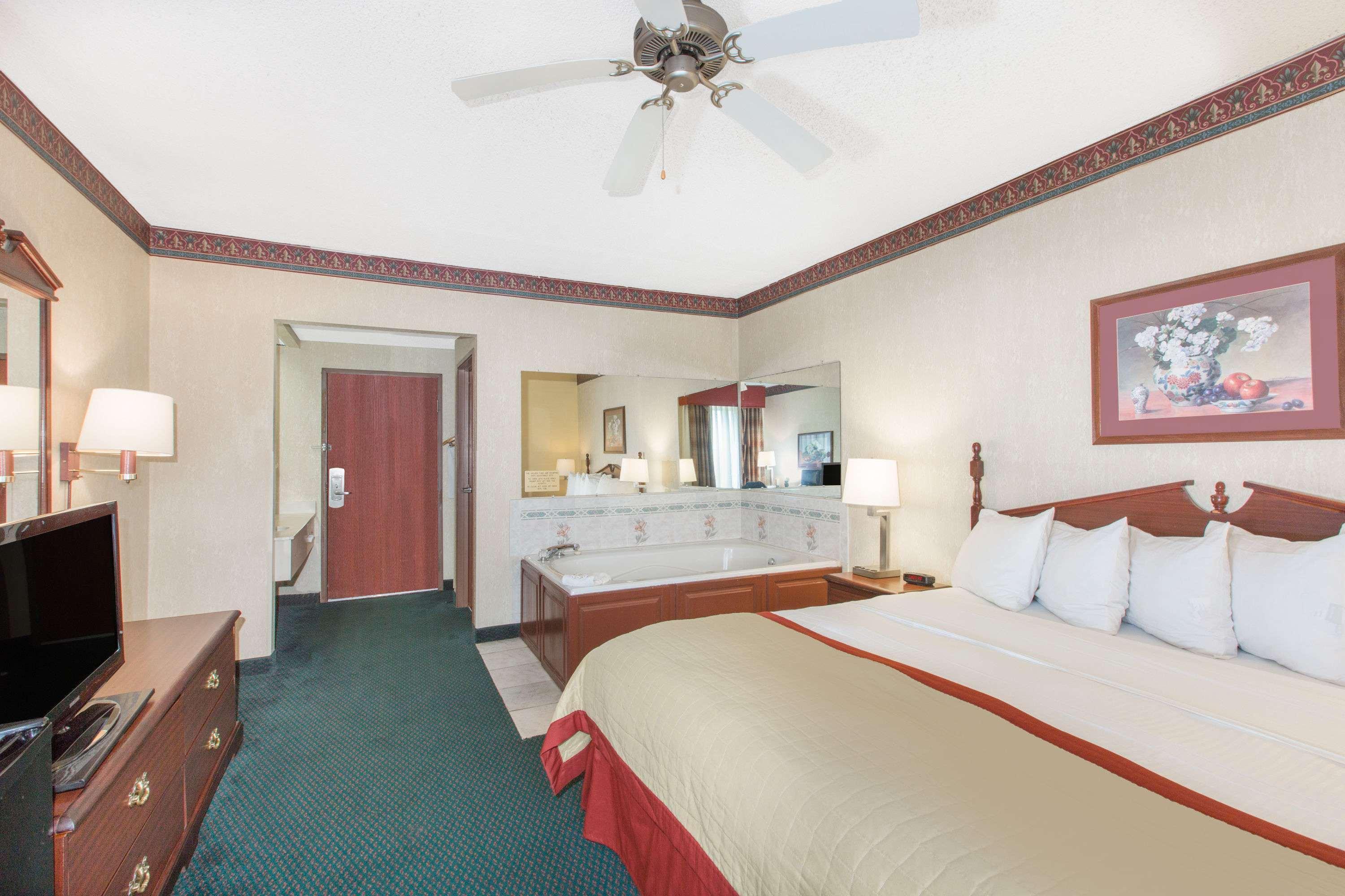 Baymont By Wyndham Jonesboro Hotel Екстериор снимка