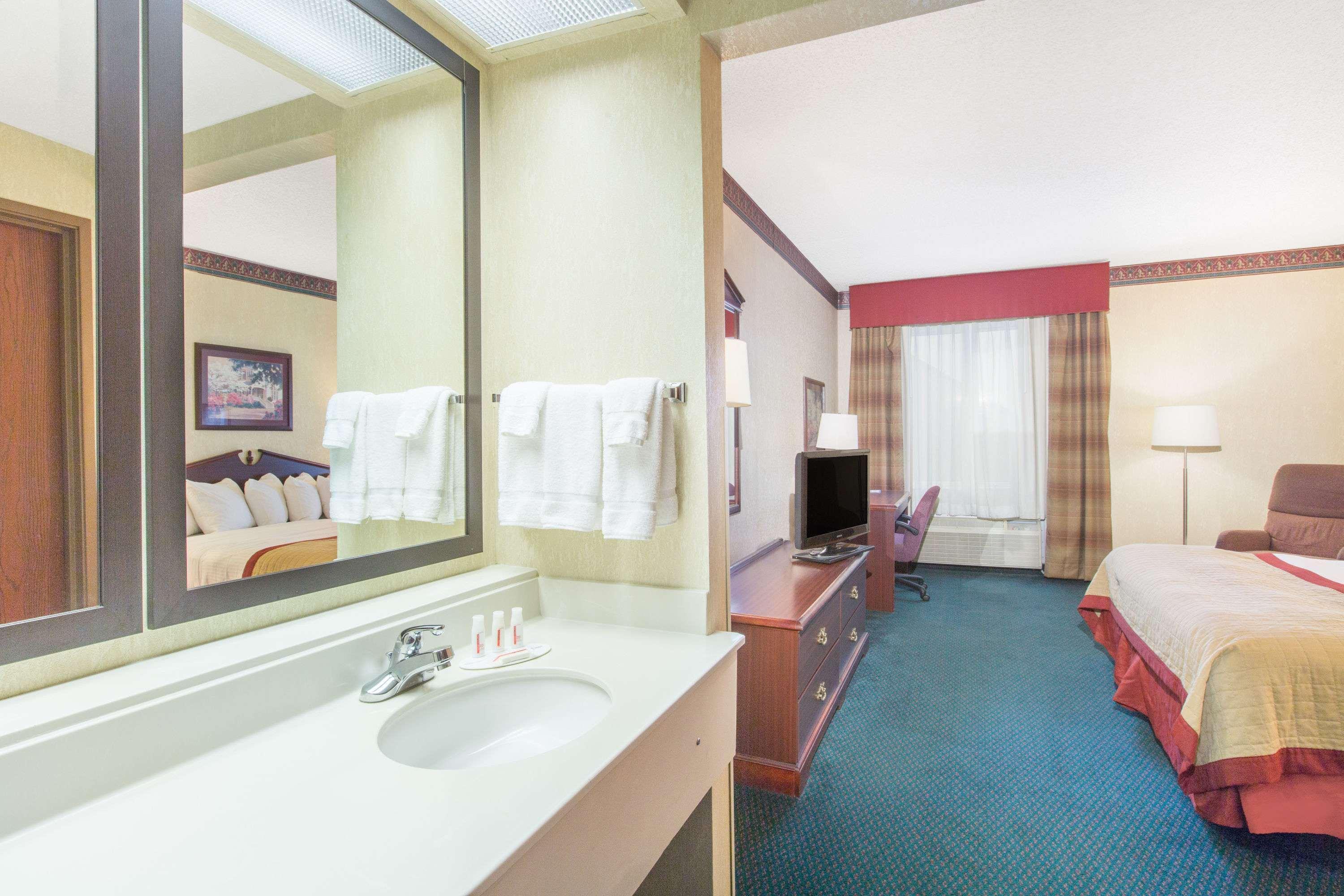 Baymont By Wyndham Jonesboro Hotel Екстериор снимка