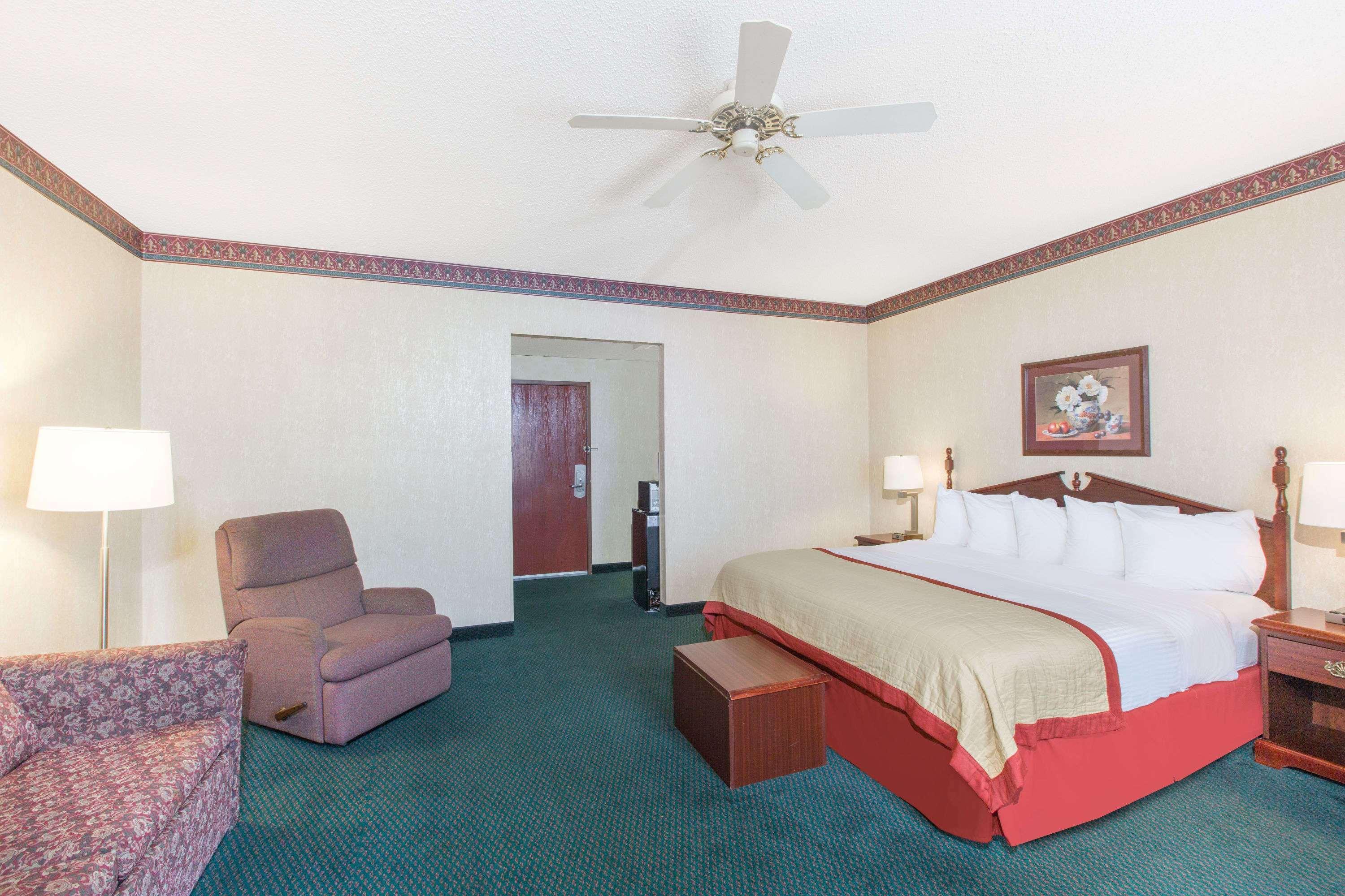 Baymont By Wyndham Jonesboro Hotel Екстериор снимка