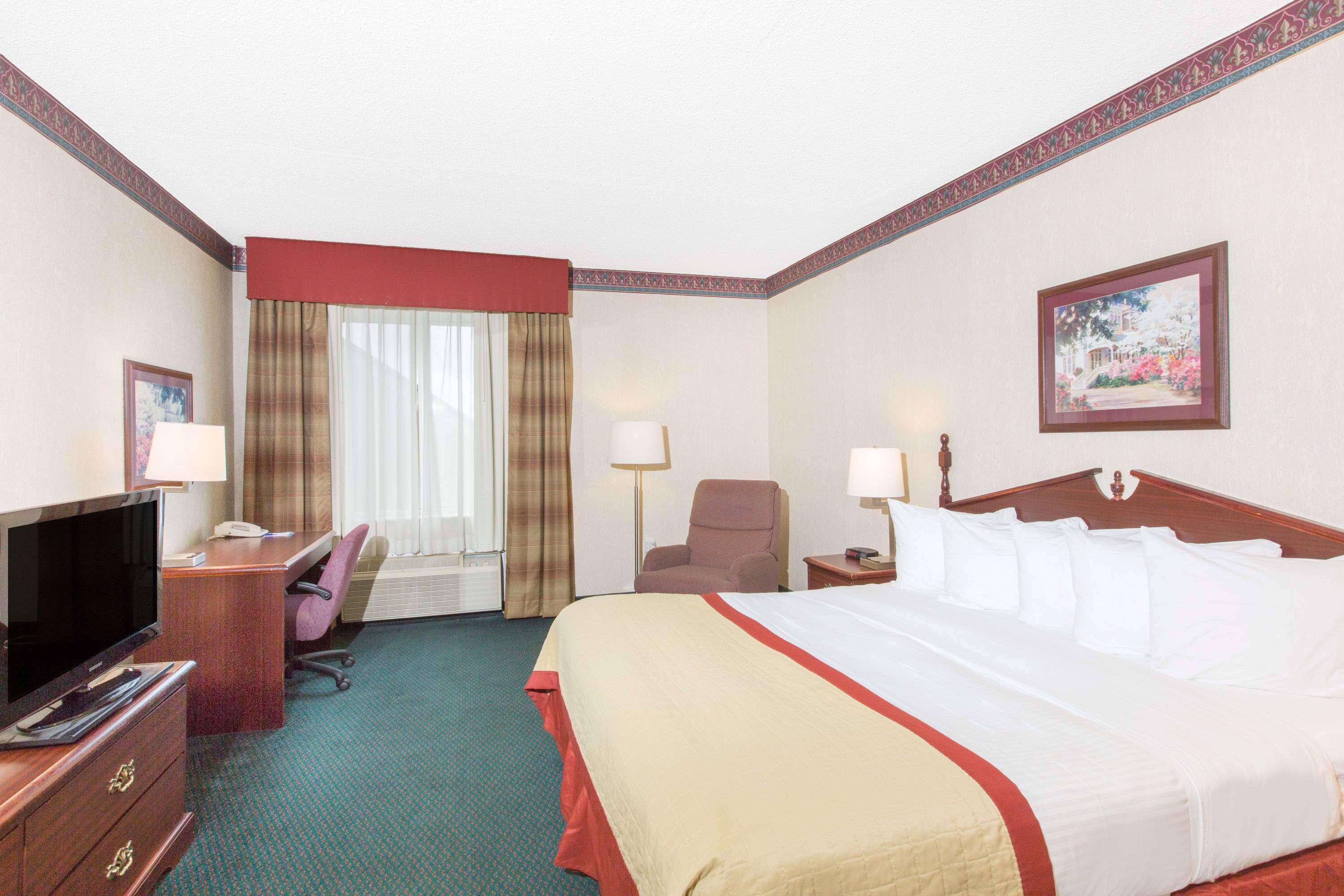 Baymont By Wyndham Jonesboro Hotel Екстериор снимка