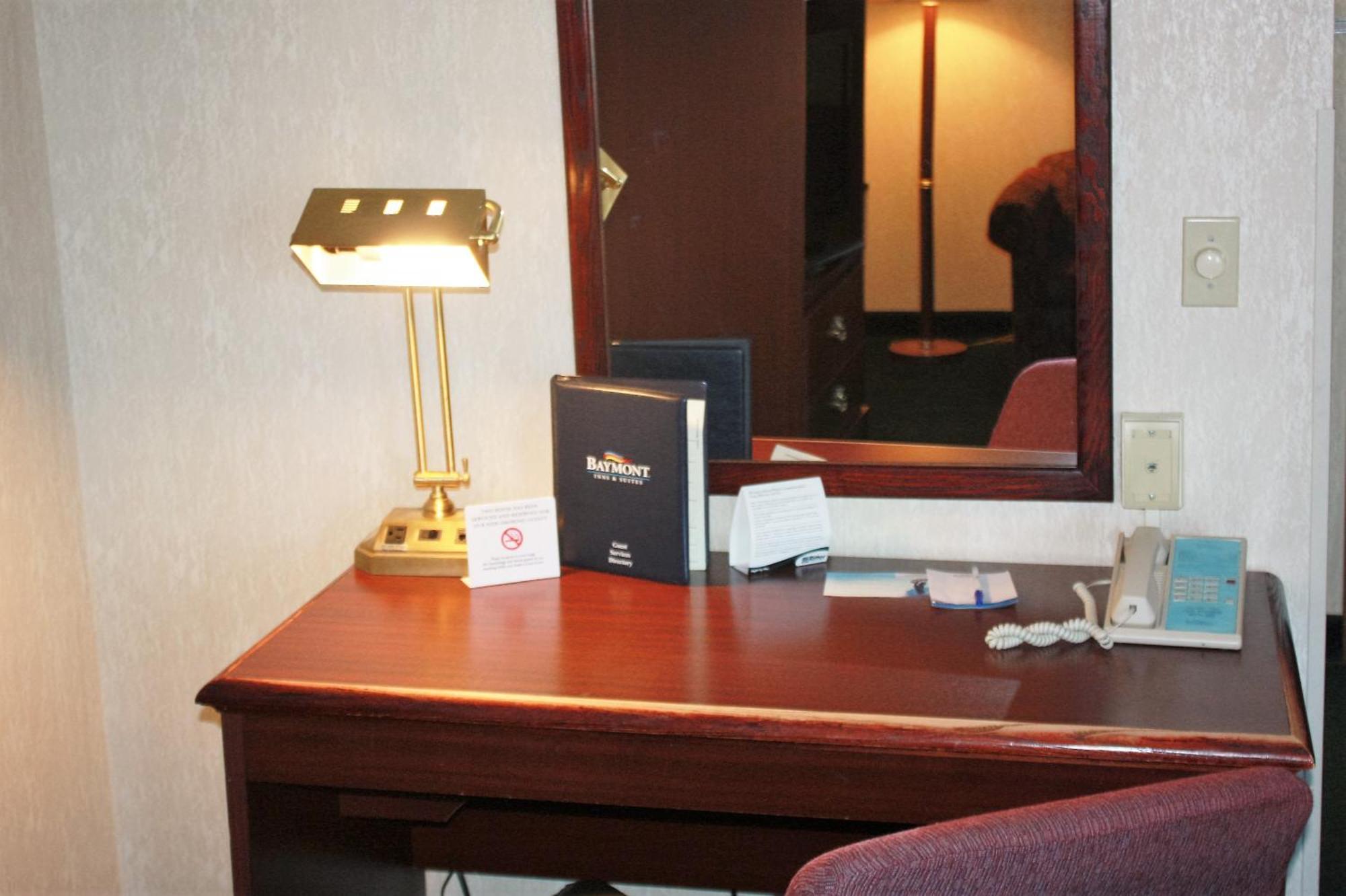 Baymont By Wyndham Jonesboro Hotel Стая снимка