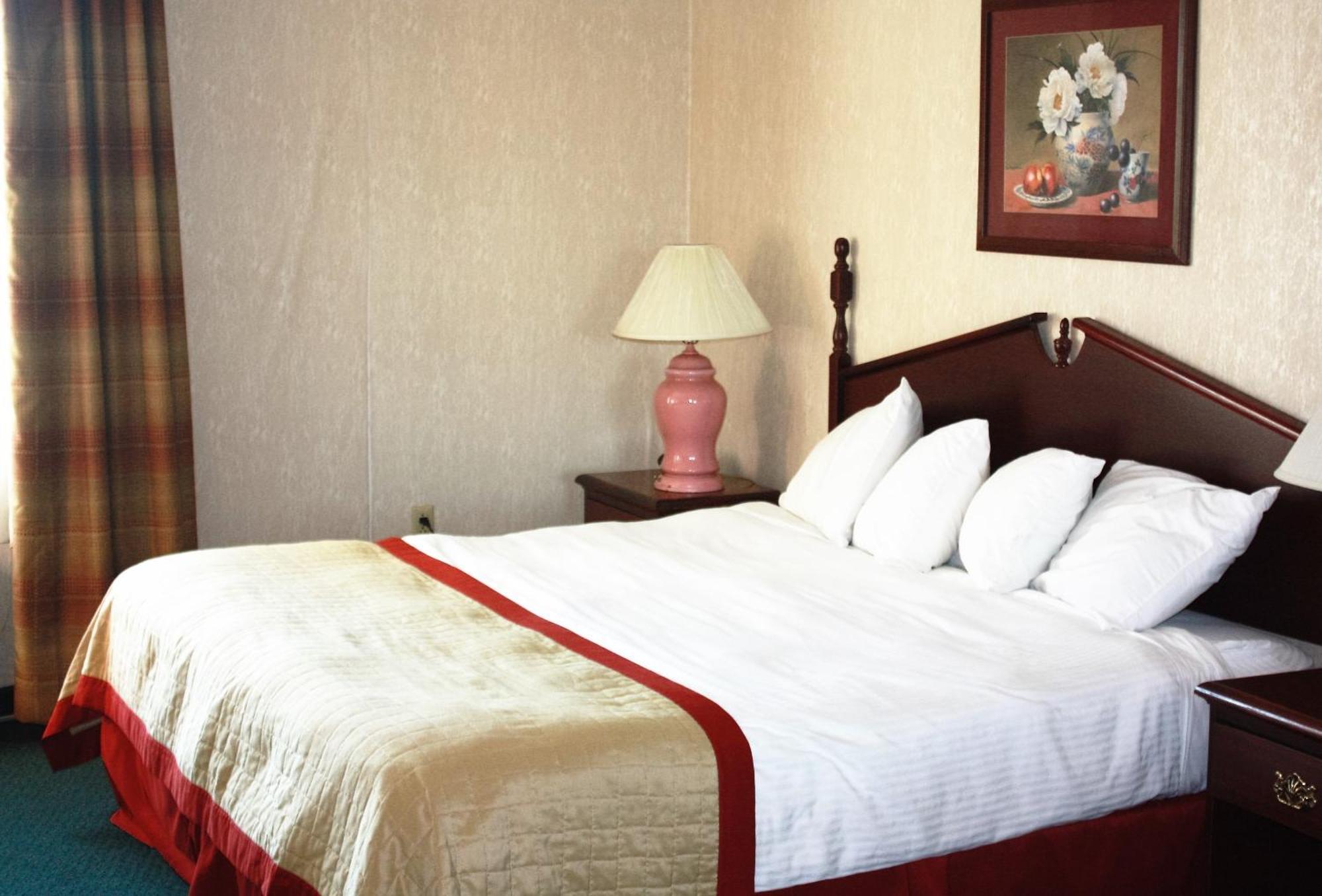 Baymont By Wyndham Jonesboro Hotel Стая снимка