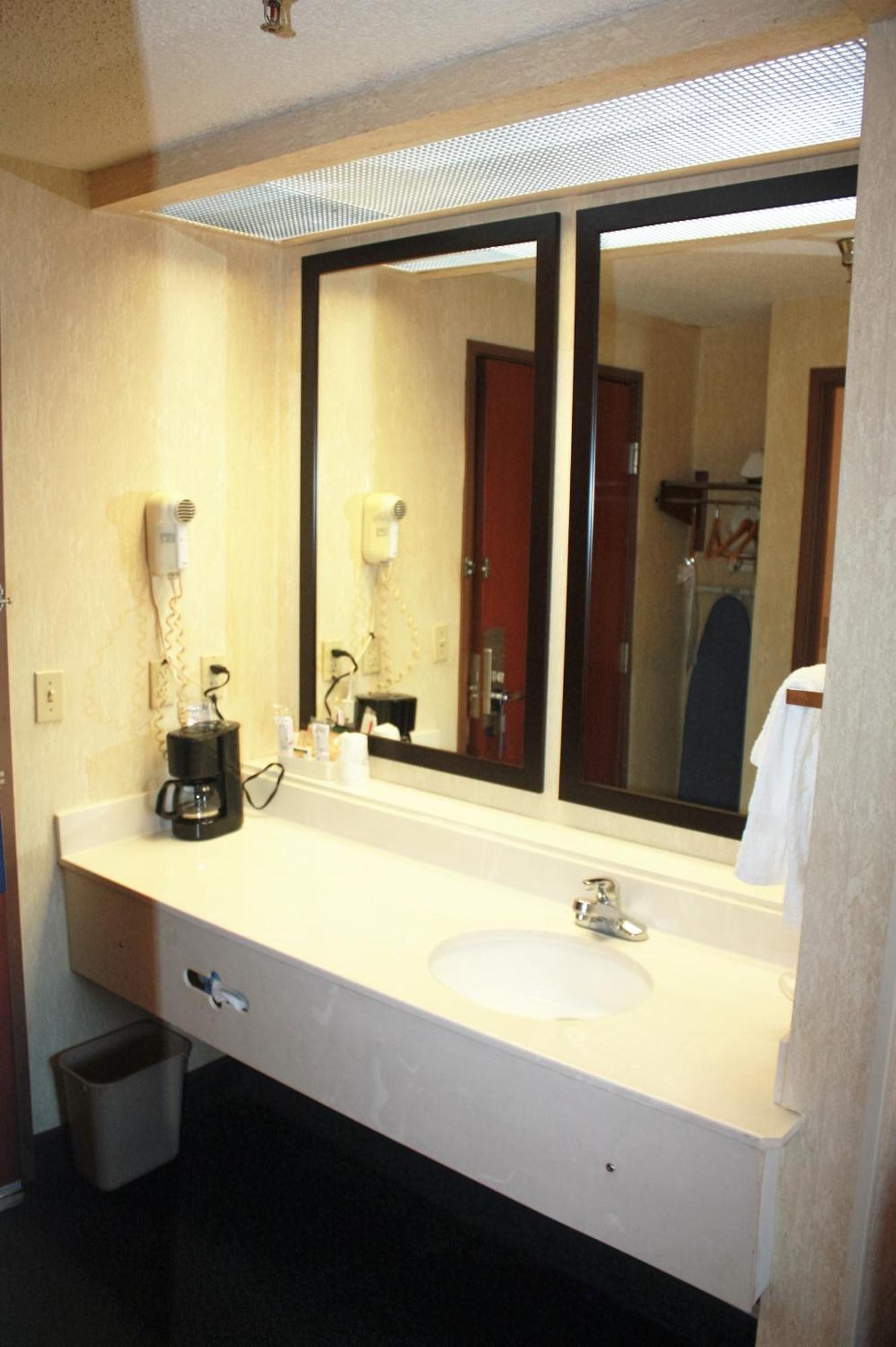 Baymont By Wyndham Jonesboro Hotel Стая снимка