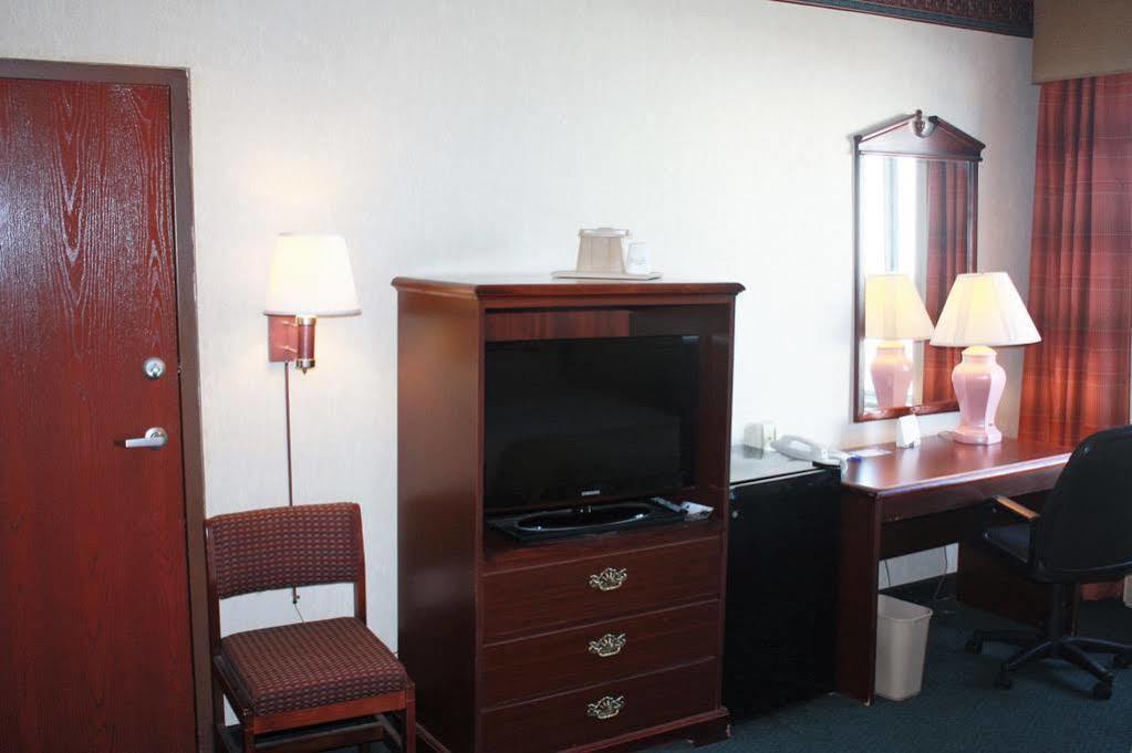 Baymont By Wyndham Jonesboro Hotel Екстериор снимка